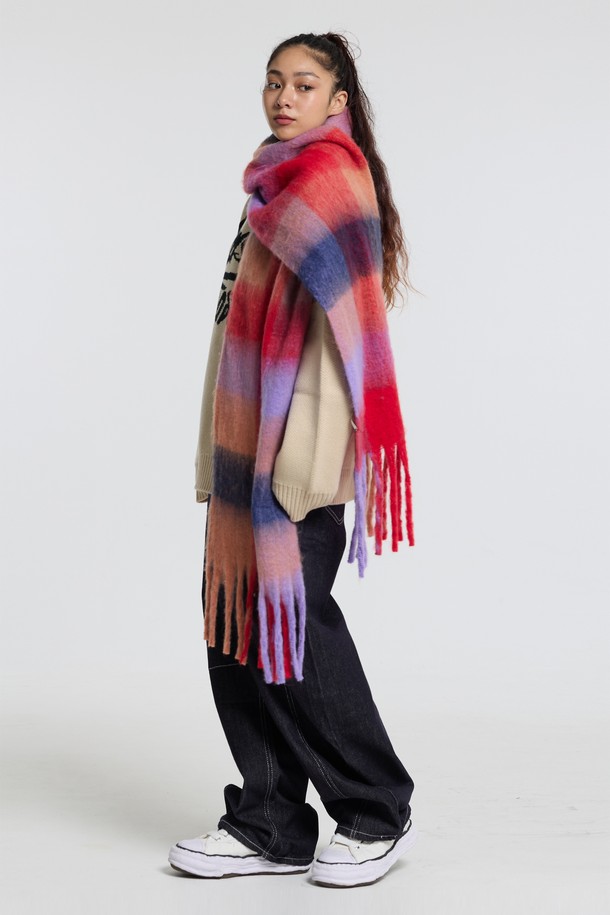 씨알에스디엘 볼드 체크 브러쉬 헤어리 니트 머플러는 가을과 겨울, 당신의 일상에 따뜻함과 스타일을 더해줄 머플러/스카프입니다. 블랙, 레드, 블루 세 가지 색상으로 제공되며, 캐주얼, 클래식, 미니멀 스타일 모두 소화 가능합니다. 보온성을 높여주는 두꺼운 두께감과 부드러운 폴리에스터 소재, 그리고 볼륨감 있는 헤어리 텍스처가 특징입니다. 브러쉬드 가공과 그라데이션 디자인으로 세련됨을 더했으며, 데이트룩과 모임룩에 활용하기 좋습니다. 넉넉한 사이즈로 다양한 스타일링 연출이 가능합니다.
