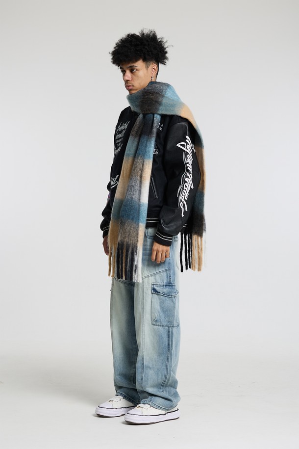 씨알에스디엘 볼드 체크 브러쉬 헤어리 니트 머플러는 헤어리 니트 소재와 고밀도 브러쉬 가공으로 부드러운 촉감과 풍성한 볼륨감을 선사합니다. 블랙, 레드, 블루 세 가지 색상의 그라데이션 체크 패턴은 캐주얼 스타일과 클래식, 미니멀 스타일 모두에 잘 어울립니다. 넉넉한 사이즈로 다양한 연출이 가능하며 가을, 겨울철 보온성을 책임집니다. 출근룩과 모임룩에 포인트를 더하여 스타일리시하게 연출해보세요.
