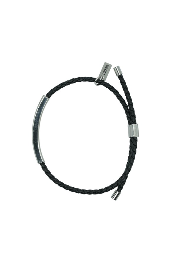 씨알에스디엘 스틸 포인트 트위스티드 레더 팔찌는 남녀 모두 착용 가능한 팔찌입니다. 브라운 컬러의 촘촘하게 꼬인 브레이디드 레더 스트랩과 스틸 바 포인트가 미니멀하면서도 베이직한 스타일을 연출합니다. 스틱 슬라이딩 파츠로 손목 둘레에 맞춰 사이즈 조절이 가능하며, 뛰어난 내구성과 편안한 착용감을 제공합니다. 데이트룩, 여행룩 등 다양한 TPO에 활용 가능하며, 로고 각인과 브랜드 태그가 디자인의 완성도를 높입니다. 습기, 땀, 직사광선은 피하여 서늘한 곳에 보관하고, 충격이나 마찰에 의한 긁힘에 주의하여 관리하십시오.
