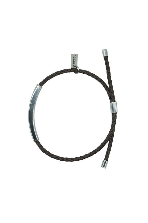 씨알에스디엘 스틸 포인트 트위스티드 레더 팔찌는 심플하고 미니멀한 스타일을 추구하는 분들을 위한 데일리 팔찌입니다. 브레이디드 레더 스트랩과 메탈 스틱 바, 로고 각인 메달이 조화롭게 어우러져 세련된 디자인을 연출합니다. 손목 굵기에 맞춰 슬라이딩 파츠로 사이즈 조절이 가능하며, 뛰어난 내구성과 편안한 착용감을 제공합니다. 여행이나 산책 시 캐주얼하게 착용하기 좋으며, 클래식한 스타일에도 잘 어울립니다. 단, 수분 접촉 환경에서는 착용을 피해주세요.
