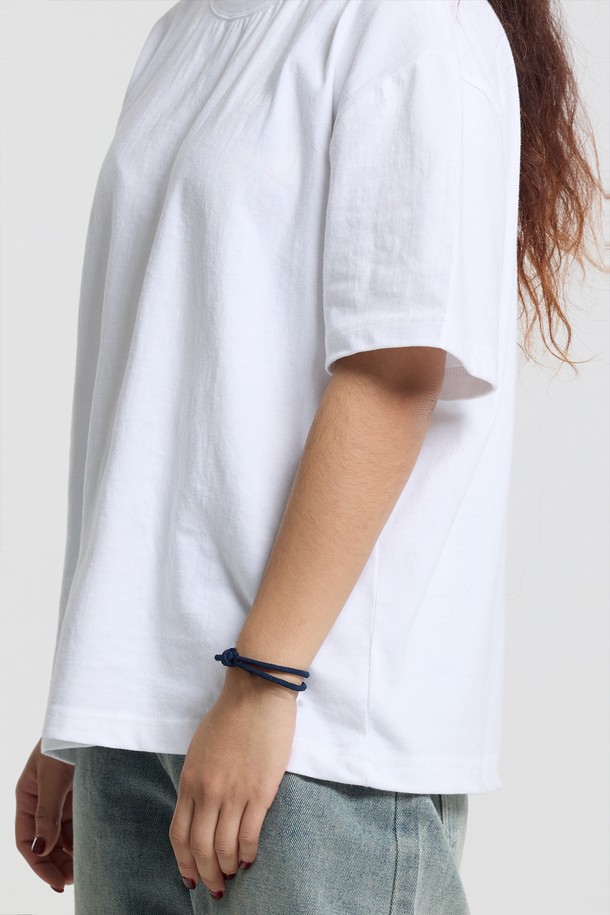 씨알에스디엘 크림소다 심플 스트링 팔찌는 미니멀하고 캐주얼한 스타일을 추구하는 분들을 위한 팔찌입니다. 네이비 색상의 마이크로 파이버 소재 스트링에 스테인리스 스틸 소재의 메달형 끝단과 브랜드 태그가 더해져 은은한 광택을 선사합니다. 부드러운 촉감과 더블 노트 구조로 편안한 착용감을 제공하며, 매듭 구조를 통해 사이즈 조절이 가능합니다. 단독 또는 레이어드하여 다양한 스타일을 연출할 수 있는 데일리 아이템입니다.
