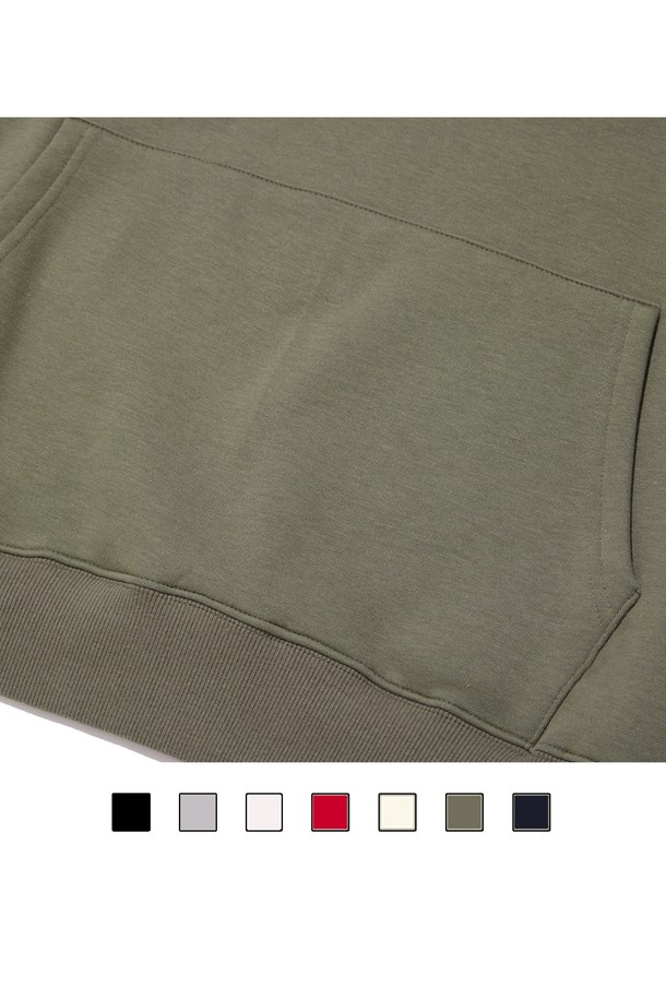 씨알에스디엘 위스콘신 바스켓볼 후드는 면과 폴리에스테르 혼방의 부드러운 소재로 제작되어, 텐터 가공 및 워싱 처리를 통해 편안한 착용감을 제공합니다. 남녀 공용으로, 블랙, 그레이, 화이트, 레드, 베이지, 카키, 네이비 등 다채로운 7가지 색상으로 출시되어 취향에 맞는 스타일을 연출할 수 있습니다. 레귤러핏에 긴 소매 기장, 후드 네크라인, 그리고 기모 안감으로 가을/겨울철 스포츠 활동 및 일상복으로 활용하기 좋으며, 스포티하면서도 캐주얼한 무드를 자아냅니다.
