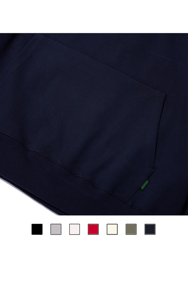 씨알에스디엘 위스콘신 바스켓볼 후드는 남녀 공용으로 제작되었으며, 네이비 컬러의 레귤러핏 긴소매 후드입니다. 면과 기모 소재를 사용하여 부드러운 촉감을 제공하며, 두꺼운 두께감으로 가을, 겨울철 넉넉하게 착용 가능합니다. 스포티하고 캐주얼한 스타일을 연출하며, 스포츠 프린팅과 바스켓볼 디자인, 로고 패턴으로 포인트를 더했습니다.
