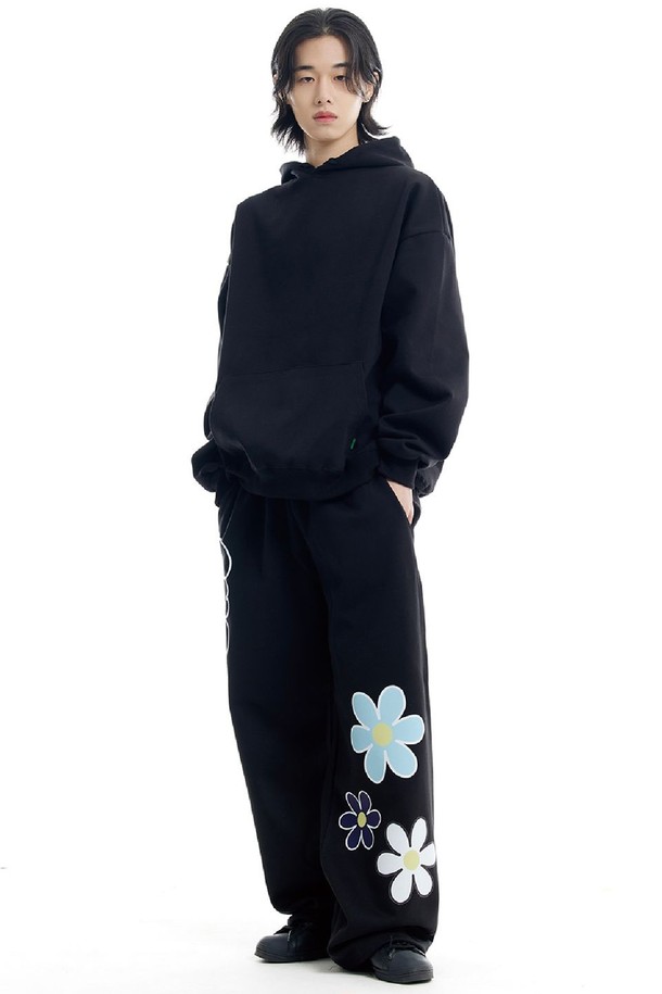 씨알에스디엘 3플라워 와이드 밴딩 팬츠는 캐주얼하고 미니멀한 스타일을 연출하기 좋은 와이드 팬츠입니다. 면과 폴리에스테르 혼방 소재로 제작되어 사계절 내내 편안하게 착용 가능하며, 루즈핏으로 활동성을 높였습니다. 플라워 패턴이 은은하게 들어가 여성스러운 분위기를 더하고, 그레이, 블랙, 블루, 그린, 핑크 등 다양한 컬러 옵션으로 폭넓은 선택지를 제공합니다. 허리 밴딩과 조절 가능한 스트링으로 편안한 착용감을 선사하며, 깊은 포켓과 수축 방지 가공, 텐터 가공 처리로 실용성과 내구성을 높였습니다. 산책룩이나 동네 마실룩으로 활용하기 좋습니다.
