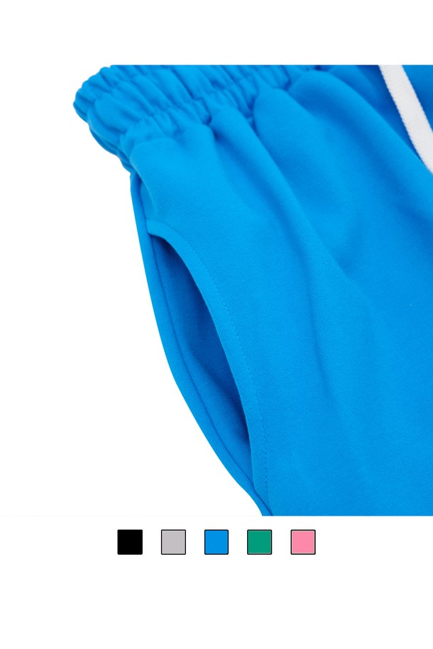 씨알에스디엘 3플라워 와이드 밴딩 팬츠는 여성용 와이드 팬츠입니다. 블루 컬러에 플라워 패턴이 돋보이는 캐주얼 스타일로, 봄, 여름 시즌에 시원하게 착용하기 좋습니다. 얇고 부드러운 면 소재로 제작되어 편안한 착용감을 선사하며, 루즈핏 디자인과 밴딩 허리 디테일로 활동성을 높였습니다. 동네 마실룩, 봄 소풍룩, 여행룩 등 다양한 TPO에 활용 가능하며, 캐주얼, 미니멀, 로맨틱 스타일을 연출하기 좋습니다.