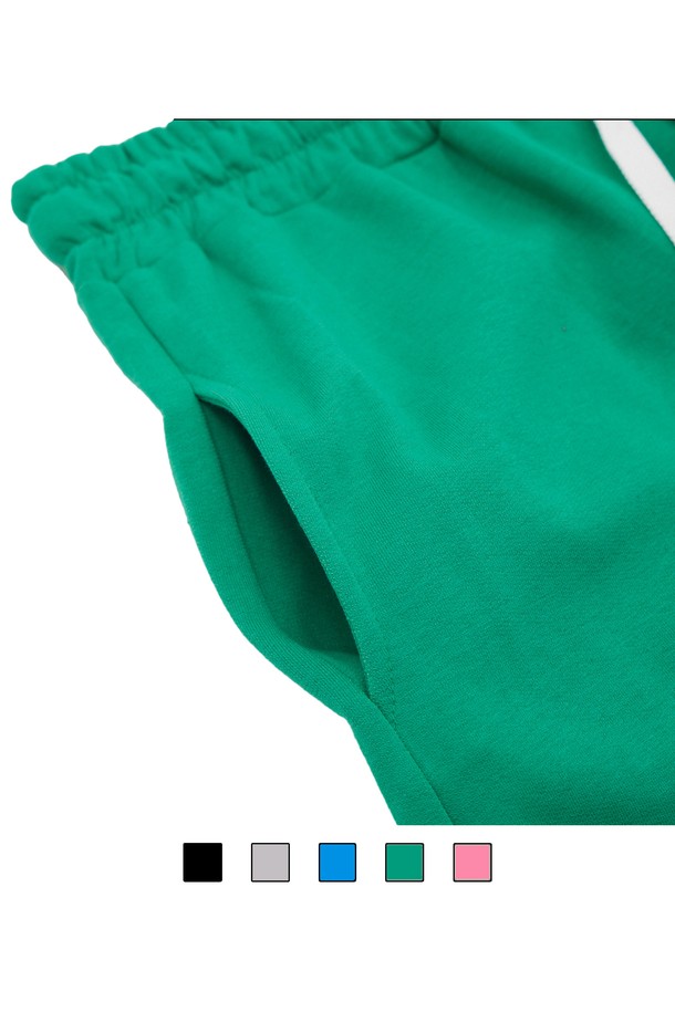 씨알에스디엘 3플라워 와이드 밴딩 팬츠는 부드러운 면과 폴리에스테르 혼방 소재로 제작되어 편안한 착용감을 선사합니다. 플라워 패턴이 돋보이는 캐주얼 스타일의 와이드 팬츠로, 루즈핏과 얇은 두께감으로 봄, 여름, 가을 어떤 계절에도 활용하기 좋습니다. 높은 신축성의 밴딩과 옆선 없는 디자인으로 활동성을 높였으며, 깊은 포켓과 텀블 워싱, 텐터 가공 처리로 실용성과 내구성을 더했습니다. 동네 마실룩, 여행룩, 봄 소풍룩 등 다양한 TPO에 맞춰 캐주얼, 미니멀, 클래식 스타일을 연출해 보세요. 조거 스타일로도 연출 가능하여 더욱 다양한 스타일을 즐길 수 있습니다.
