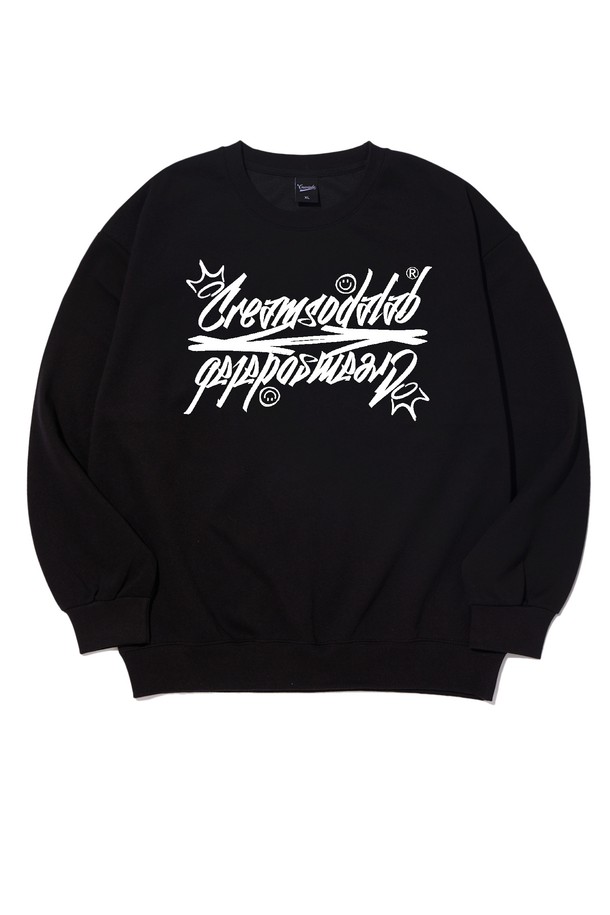 **씨알에스디엘 로고 스웨트 셔츠 (기모)**는 캐주얼하고 스포티한 스타일을 연출하기 좋은 남녀 공용 스웨트셔츠입니다. 가을과 겨울에 따뜻하게 착용할 수 있도록 두꺼운 기모 소재로 제작되었으며, 레귤러 핏으로 편안한 착용감을 제공합니다. 블랙, 그레이, 라이트 그레이, 오트밀 4가지 컬러로 출시되어 다양한 스타일링 연출이 가능합니다. 라운드넥 디자인에 씨알에스디엘 로고와 농구 패턴이 포인트로 들어가 있으며, 2NEEDLE COVER STITCH 공법을 사용하여 내구성을 높였습니다. 목과 립 부분의 수축을 최소화하고, 사이드 심 포인트 라벨 디테일로 완성도를 높였습니다.
