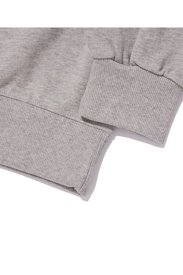 **씨알에스디엘 로고 스웨트 셔츠 (기모 OR 논기모)**

씨알에스디엘 로고 스웨트 셔츠는 가을, 겨울 시즌에 적합한 베이직하고 캐주얼한 스타일의 상의입니다. 라운드넥 디자인에 로고 패턴이 특징이며, 긴 소매 기장과 레귤러 기장으로 제작되었습니다. 면과 폴리에스테르 혼방 소재로 제작되어 보온성을 제공하며, 텐터 가공, 내열성 및 방축 가공 처리로 착용 시 편안함을 더했습니다. 기모 또는 논기모 옵션 선택이 가능하여, 겨울 데일리룩, 집콕룩, 산책룩 등 다양한 TPO에 맞춰 활용할 수 있습니다. 컬러는 그레이, 블랙, 라이트 그레이, 오트밀 4가지로 출시되었습니다.
