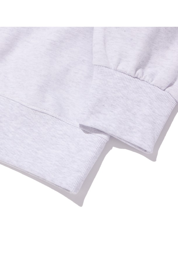 씨알에스디엘 로고 스웨트 셔츠 (기모 OR 논기모)는 가을, 겨울철 데일리룩을 위한 베이직하고 캐주얼한 스타일의 스웨트 셔츠입니다. 블랙, 그레이, 라이트 그레이, 오트밀 4가지 색상으로 출시되었으며, 넉넉한 두께감으로 따뜻하게 착용할 수 있습니다. 면, 폴리에스테르 혼방 소재에 기모(또는 논기모) 처리를 하여 부드러운 촉감을 선사하며, 2 Needle Cover Stitch 공법과 텐터가공, 140-200도 열처리 과정을 거쳐 수축 방지 및 형태 안정성을 높였습니다. 가슴 부분에 씨알에스디엘 로고가 포인트로 디자인되어 캐주얼, 미니멀, 클래식 등 다양한 스타일에 활용하기 좋습니다. 긴 소매와 레귤러 기장으로 편안한 착용감을 제공합니다.
