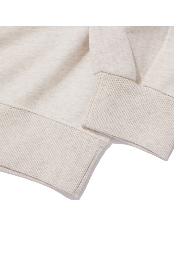 **씨알에스디엘 로고 스웨트 셔츠 (기모 OR 논기모)**는 남녀 공용으로 착용 가능한, 캐주얼하고 스트릿한 스타일의 스웨트셔츠입니다. 아이보리와 화이트 두 가지 색상으로 출시되었으며, 가을과 겨울철 데일리룩, 집콕룩, 산책룩에 적합합니다. 레귤러핏에 라운드넥 디자인으로, 두꺼운 두께감과 부드러운 촉감을 자랑합니다. 면 소재에 기모 또는 논기모 옵션을 선택할 수 있으며, 로고 패턴으로 포인트를 주어 개성을 더했습니다. 긴소매 기장으로 보온성을 높였으며, 캐주얼, 스트리트, 미니멀 스타일을 선호하는 분들께 추천합니다.
