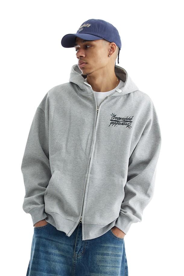 씨알에스디엘 로고 집업 후드는 캐주얼 스타일의 오버핏 후드집업입니다. 블랙, 그레이, 차콜 세 가지 색상으로 출시되었으며, 봄, 가을, 겨울 세 계절 모두 착용 가능합니다. 딥 후드 디자인과 프론트 포켓, 포인트 라벨 디테일이 특징이며, 부드러운 촉감의 면, 폴리에스테르 혼방 소재로 제작되었습니다. 2 니들 커버스티치 공법과 텐터 가공 처리로 내구성을 높였으며, 보온 기능을 제공하여 겨울철 데일리룩, 집콕룩, 산책룩 등 다양한 상황에서 활용하기 좋습니다.
