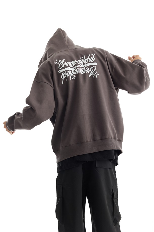 씨알에스디엘 로고 집업 후드는 캐주얼, 미니멀, 스트리트 스타일을 아우르는 후드 집업입니다. 블랙, 그레이, 차콜 세 가지 색상으로 출시되었으며, 넉넉한 깊이의 후드와 각진 디자인이 특징입니다. 면과 폴리에스테르 혼방 소재로 제작되어 부드러운 촉감을 선사하며, 덤블 워싱 처리로 수축을 방지합니다. 오버핏으로 편안한 착용감을 제공하며, 2 NEEDLE COVER STITCH 봉제와 앞 주머니 포인트 라벨, 테더 가공 등 섬세한 디테일을 더했습니다. 집콕룩, 동네 마실룩, 겨울 데일리룩 등 다양한 TPO에 활용할 수 있습니다.
