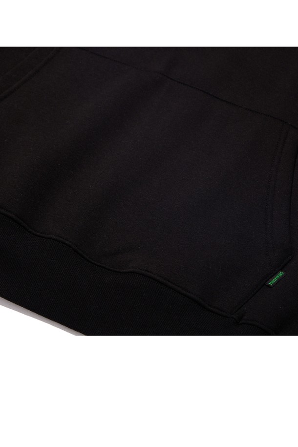 **씨알에스디엘 1993 미드필더 후드 (기모)**는 부드러운 촉감과 두꺼운 두께감으로 가을, 겨울철 따뜻하게 착용 가능한 남녀 공용 후드티셔츠입니다. 블랙, 그레이, 라이트 그레이, 오트밀, 카키, 네이비, 레드 등 다양한 색상으로 출시되었으며, 캐주얼 및 스트릿 스타일 연출에 용이합니다. 깊이감 있는 후드, 이중 스티치 넥라인, 보강된 스트링 팁, 내구성 있는 립 원단, 그래픽 디테일 등 섬세한 디테일이 돋보이는 세미오버핏 후드티입니다.
