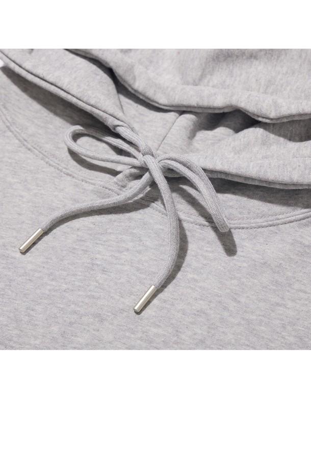 CRS D/L 1993 미드필더 후드는 부드러운 촉감과 두꺼운 두께감으로 가을, 겨울철 따뜻하게 착용할 수 있는 공용 후드티셔츠입니다. 세미오버핏으로 제작되었으며, 블랙, 그레이, 라이트 그레이, 오트밀, 카키, 네이비, 레드 등 다양한 7가지 색상으로 출시되었습니다. 립조직 바디/소매단, 더블 스티치 넥라인, 텐터가공, 텀블건조, 150-200도 가공을 통해 완성도를 높였으며, 베이직한 디자인에 로고 및 프린트 패턴으로 포인트를 더했습니다.
