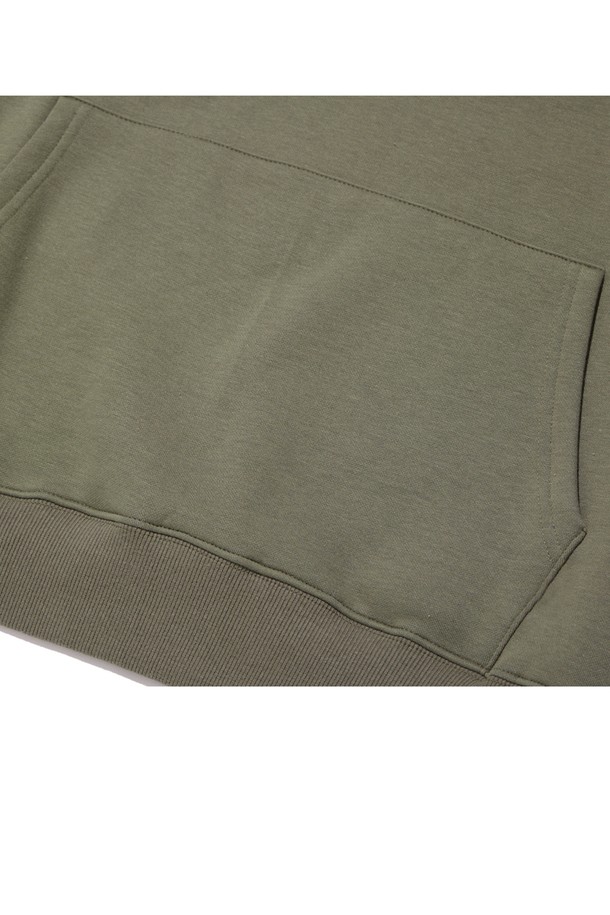 씨알에스디엘 1993 미드필더 후드는 가을, 겨울 시즌에 어울리는 남녀 공용 후드티셔츠입니다. 블랙, 그레이, 오트밀 등 7가지 다채로운 색상으로 출시되었으며, 안감 기모 처리로 부드러운 촉감과 두꺼운 두께감을 자랑합니다. 넉넉한 세미오버핏에 로고 프린트가 돋보이며, 이중 스티치 네크라인, 보강된 스트링 팁, 내구성 있는 립 원단, 견고한 스티칭 마감으로 뛰어난 내구성을 제공하는 캐주얼, 스포티 스타일의 후드티입니다.
