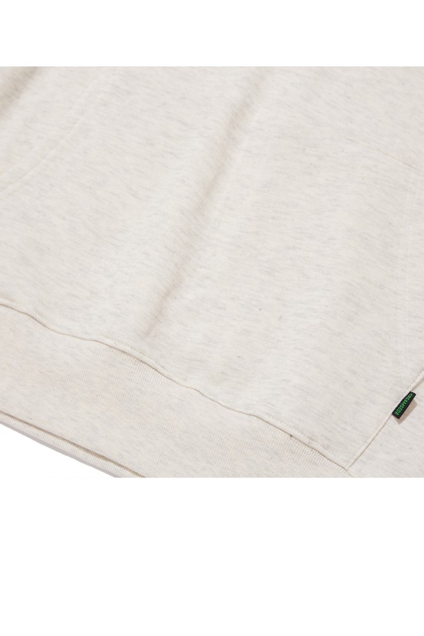 CRS DL 1993 미드필더 후드는 캐주얼과 스트릿 스타일을 모두 만족시키는 공용 후드티셔츠입니다. 부드러운 촉감의 면, 폴리에스터 혼방 소재에 기모 안감을 더해 가을, 겨울 시즌에 따뜻하게 착용할 수 있으며, 블랙, 그레이 등 7가지 다채로운 컬러 옵션을 제공합니다. 세미 오버핏 실루엣과 더블 스티치 넥라인, 립조직 바디/소매단, 강화된 스트링 팁 등의 디테일로 완성도를 높였으며, 텀블워싱 및 텐터 가공을 거쳐 뛰어난 내구성을 자랑합니다.
