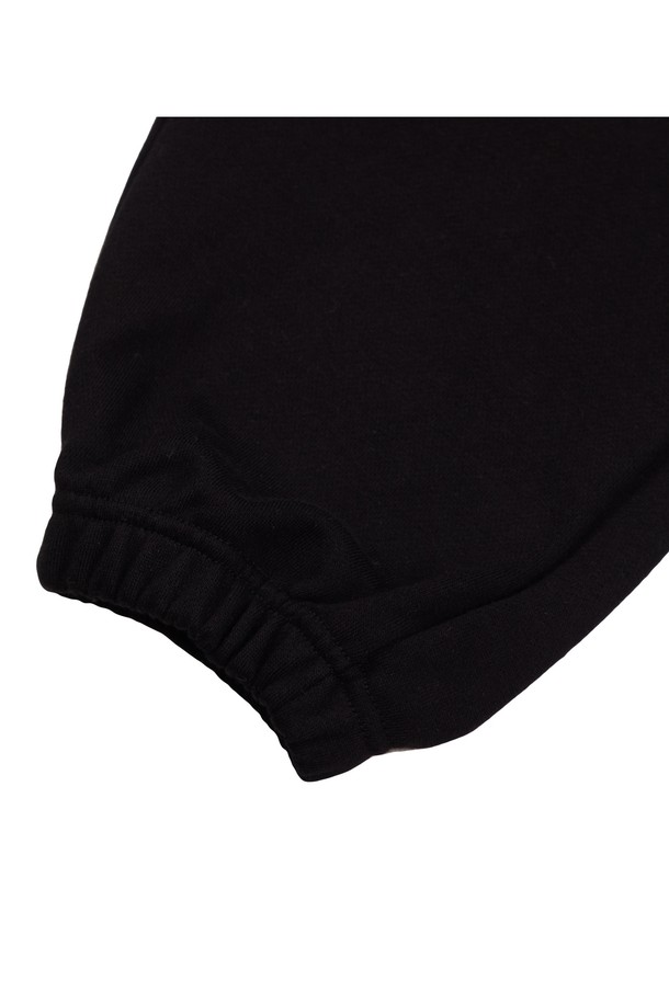 씨알에스디엘 1993 미드필더 조거 팬츠는 부드러운 촉감의 면과 폴리에스테르 혼방 소재로 제작되어 가을, 겨울철 따뜻하고 편안한 착용감을 선사합니다. 릴랙스 핏에 하이 엘라스틱 밴딩, 밑단 밴딩, 사이드 포켓 디자인으로 활동성을 높였으며, 블랙, 그레이, 라이트 그레이, 오트밀 4가지 색상에 로고 패턴으로 스포티하고 캐주얼한 스타일을 연출합니다. 안감 기모 처리로 보온성을 강화하고, 무게는 410g입니다.
