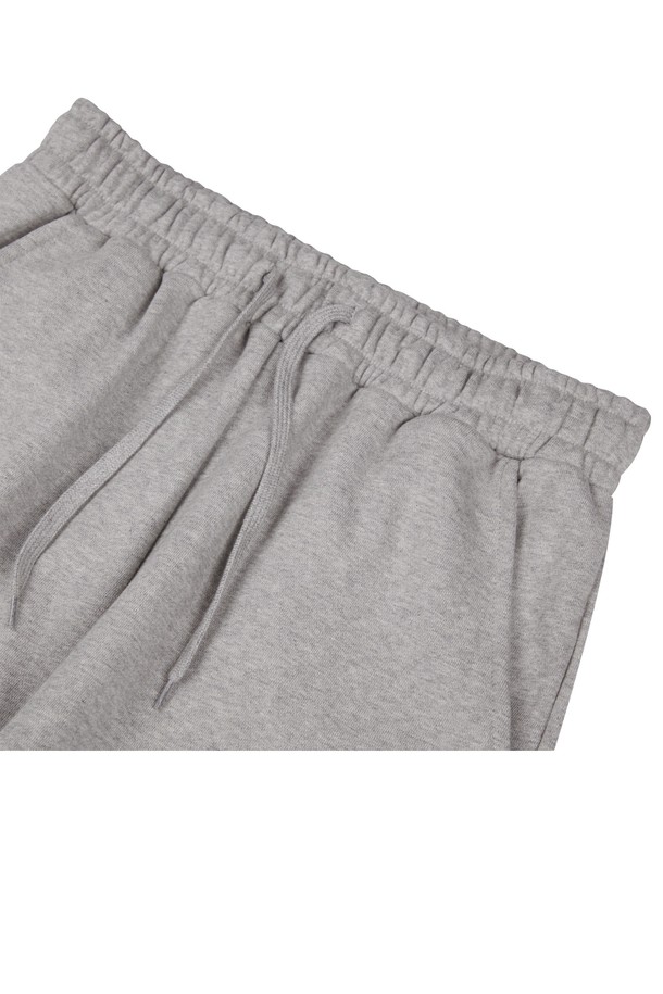 씨알에스디엘 1993 미드필더 조거 팬츠는 부드러운 촉감과 릴랙스 핏으로 편안함을 선사하며, 블랙, 그레이, 라이트 그레이, 오트밀 4가지 색상으로 출시되어 남녀 모두 착용 가능합니다. 면과 폴리에스테르 혼방의 두꺼운 기모 안감으로 보온성을 높였으며, 하이 엘라스틱 밴드, 사이드 포켓, 밑단 밴딩, 로고 디테일로 디자인과 실용성을 모두 갖췄습니다. 일상복으로 활용하기 좋으며, 사계절 내내 스포티하고 캐주얼한 스타일을 연출할 수 있습니다.
