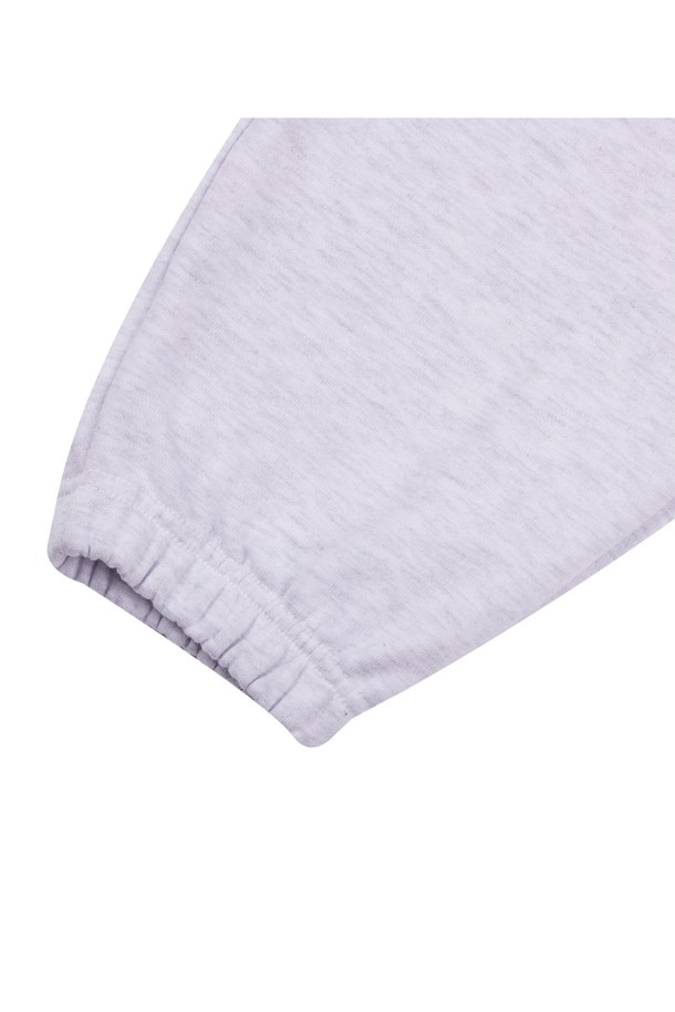 씨알에스디엘 1993 미드필더 조거 팬츠는 블랙, 그레이, 라이트 그레이, 오트밀 4가지 색상으로 출시되었으며, 부드러운 면과 폴리에스테르 혼방 소재에 기모 안감으로 따뜻하고 편안한 착용감을 선사합니다. 릴랙스 핏과 조거핏 디자인으로 활동성을 높였으며, 하이 엘라스틱 밴딩, 사이드 포켓, 강화된 밑단, 클린 실루엣 등의 디테일로 실용성과 스타일을 모두 갖췄습니다. 사계절 내내 일상복으로 활용하기 좋은 스포티하면서도 캐주얼한 무드의 조거 팬츠입니다.
