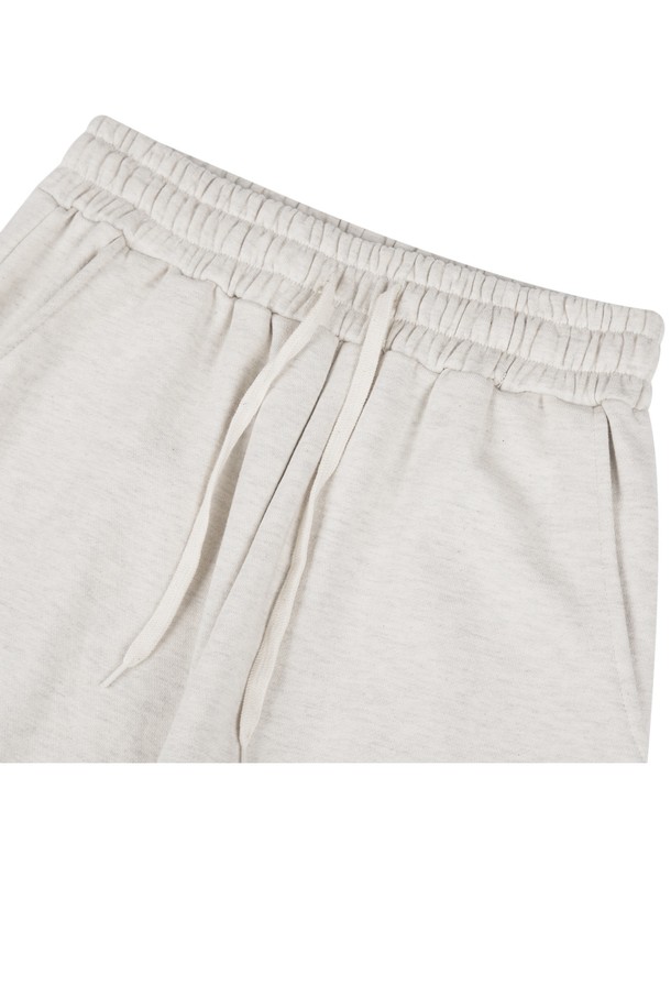 씨알에스디엘 1993 미드필더 조거 팬츠는 부드러운 촉감의 면과 폴리에스테르 혼방 소재로 제작되어 편안한 착용감을 선사합니다. 남녀 공용으로, 블랙, 그레이, 라이트 그레이, 오트밀 등 4가지 색상으로 출시되었으며, 릴랙스핏의 조거핏 디자인과 하이 엘라스틱 밴딩으로 활동성을 높였습니다. 기모 또는 일반 두께로 제작되어 사계절 내내 활용 가능하며, 사이드 포켓과 강화된 밑단, 베이직 실루엣에 로고 패턴으로 스포티하면서도 캐주얼한 스타일을 연출합니다.
