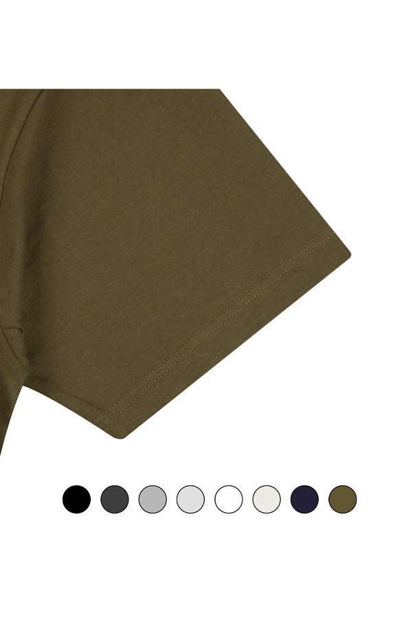 씨알에스디엘 백스트릿 반팔 티셔츠는 부드러운 면 소재로 제작되어, 얇고 가벼운 착용감을 선사합니다. 라운드넥에 세미오버핏으로 디자인되어 베이직하면서도 캐주얼한 스타일을 연출하며, 화이트, 블랙, 그레이 등 다양한 8가지 컬러로 만나볼 수 있습니다. 2바늘 커버스티치 마감 처리와 흡습 기능을 갖춰, 일상생활에서 편안하게 착용 가능하며 민감성 피부에도 안심하고 입을 수 있습니다.
