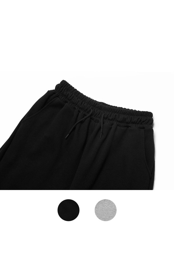 씨알에스디엘 미니멀 와이드 트레이닝 에센셜 사이드 절개 버뮤다 숏팬츠는 미니멀하고 스포티한 스타일을 추구하는 남녀 공용 제품입니다. 블랙과 그레이 두 가지 색상으로 출시되었으며, 여름철 일상 및 스포츠 활동에 적합합니다. 면과 폴리에스테르 혼방의 부드러운 촉감과 얇은 두께로 편안한 착용감을 제공하며, 와이드 핏으로 활동성을 높였습니다. 사이드 절개 디테일과 고탄력 밴딩, 내구성 강화 스티칭, 형태 안정성을 갖춘 디자인으로 동네 마실룩, 여행룩, 휴가룩 등 다양한 TPO에 활용하기 좋습니다.
