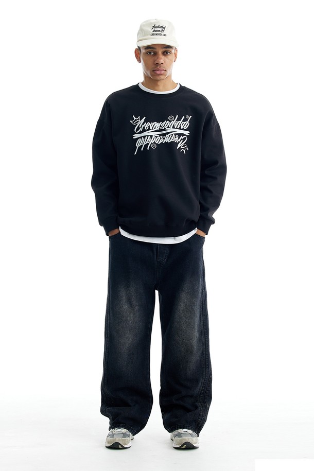 씨알에스디엘 트랙 데님 팬츠는 남성용 데님 팬츠로, 블랙과 블루 두 가지 색상으로 출시되었습니다. 면과 폴리에스테르 혼방 소재로 제작되어 사계절 내내 착용 가능하며, 레귤러핏으로 편안한 착용감을 제공합니다. 캐주얼, 스트리트, 미니멀 스타일을 모두 소화 가능한 디자인으로, 트랙 디자인이 돋보입니다. 무지 패턴의 긴 기장 데님 팬츠로, 다양한 상의와 매치하여 폭넓은 스타일 연출이 가능합니다.
