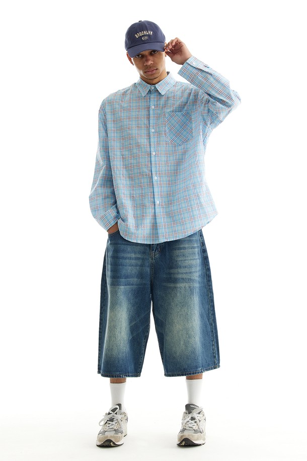 씨알에스디엘 빈티지 타탄 오버핏 플란넬 셔츠는 스카이블루와 옐로우 컬러의 체크 패턴이 돋보이는 남성용 셔츠입니다. 면 소재로 제작되어 부드러운 촉감을 제공하며, 얇은 두께감으로 여름철에도 시원하게 착용할 수 있습니다. 넉넉한 오버핏에 긴 소매 기장으로 캐주얼하면서도 빈티지한 스타일을 연출하며, 스탠다드 카라 디자인으로 깔끔함을 더했습니다. 동네 마실룩이나 여행룩에 적합하며, 내외 착용이 가능하고 소매단과 밑단의 부드러운 마감, 내구성 있는 스티치, 칼라 변형을 최소화한 스티치 디테일로 완성도를 높였습니다.
