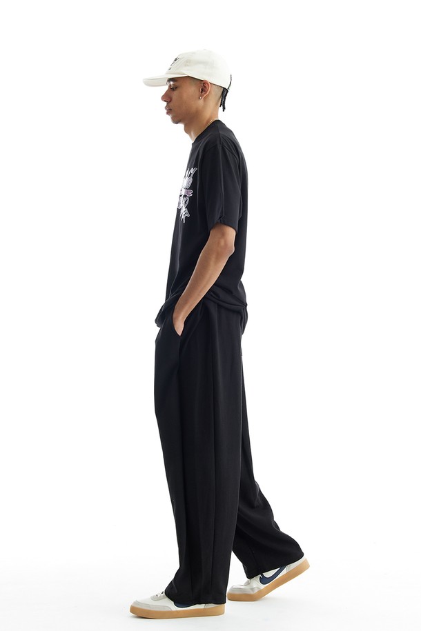 씨알에스디엘 미니멀 와이드 트레이닝 에센셜 사이드 절개 버뮤다 팬츠는 미니멀하고 스포티한 스타일을 추구하는 분들을 위한 바지입니다. 부드러운 폴리에스테르 소재로 제작되어 편안한 착용감을 제공하며, 얇은 두께감으로 사계절 내내 활용 가능합니다. 루즈핏 와이드 실루엣에 밴딩 처리로 활동성을 높였으며, 사이드 절개 디테일로 포인트를 더했습니다. 일상복, 피트니스룩, 산책룩 등 다양한 TPO에 맞춰 활용할 수 있는 실용적인 아이템입니다.
