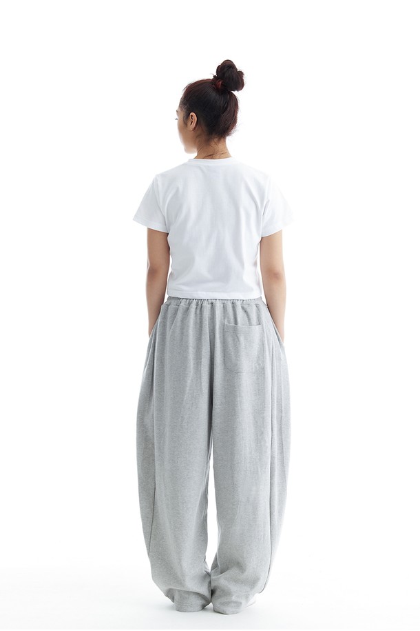 씨알에스디엘 미니멀 와이드 트레이닝 에센셜 사이드 절개 버뮤다 팬츠는 남녀 공용으로, 일상 및 가벼운 운동 시 편안하게 착용할 수 있는 반바지입니다. 블랙과 그레이 두 가지 색상으로 출시되었으며, 부드러운 면과 폴리에스테르 혼방 소재를 사용하여 흡습성과 신축성이 뛰어납니다. 와이드 핏에 사이드 절개 디테일을 더해 미니멀하면서도 스포티한 무드를 연출합니다. 허리 밴드 꼬임 방지 설계를 적용했으며, 뒷주머니와 밑단 깔끔한 마감, 사이드 버튼 디테일을 더해 실용성을 높였습니다. 컴포트 핏으로 제작되어 편안한 착용감을 선사합니다.
