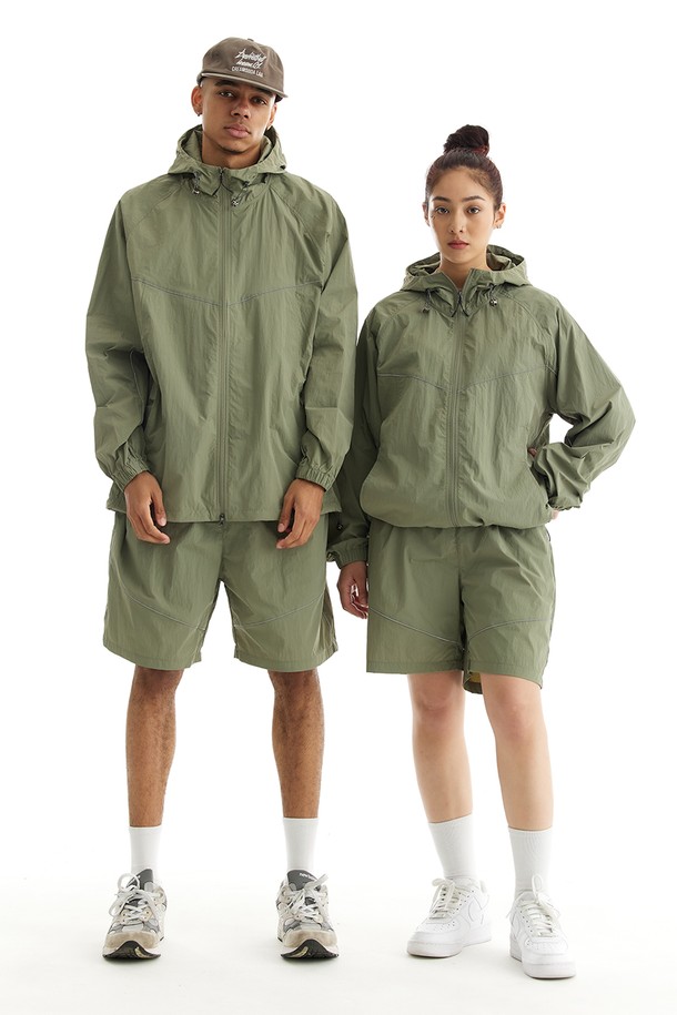 씨알에스디엘 테크 윈드브레이크 런닝 셋업은 러닝과 일상에서 모두 활용 가능한 공용 윈드브레이커입니다. 카키와 올리브 두 가지 색상으로 출시되었으며, 봄, 여름 시즌에 적합한 얇고 부드러운 나일론 소재로 제작되었습니다. 레귤러핏에 집업 스타일로 편안한 착용감을 제공하며, 방풍 기능과 경량성을 갖춰 활동성을 높였습니다. 스포티한 무드의 무지 디자인으로, 러닝룩이나 봄 소풍룩 등 다양한 스타일을 연출할 수 있습니다. 세트 상품으로 구성되어 실용성을 더했습니다.
