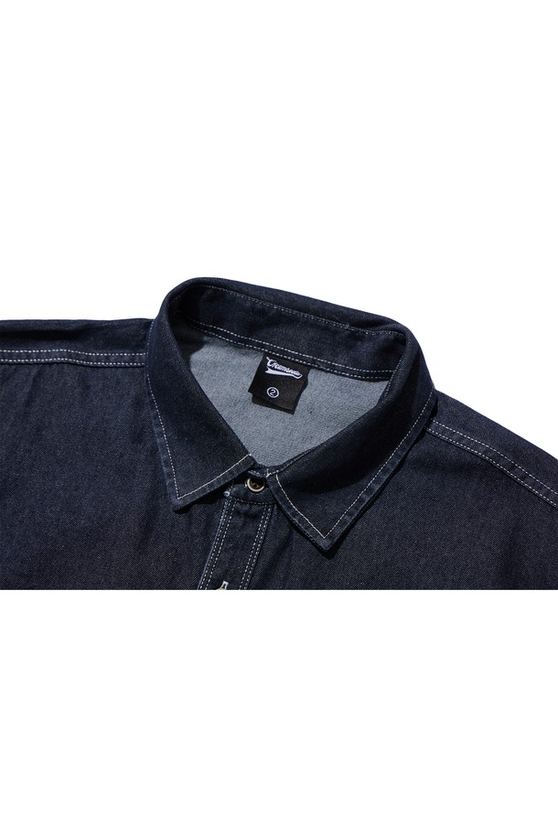 씨알에스디엘 에어로 에센셜 워싱 데님 반팔셔츠는 남녀 모두 착용 가능한 캐주얼 베이직 스타일의 데님 셔츠입니다. 부드러운 코튼과 폴리에스테르 혼방 소재로 제작되었으며, 여름철 얇게 착용하기 좋습니다. 블랙과 그레이 두 가지 색상으로 출시되었으며, 레귤러핏에 스탠다드 카라, 앞가슴 포켓, 고급스러운 디자인의 단추, 깔끔한 봉제 마감으로 완성도를 높였습니다.
