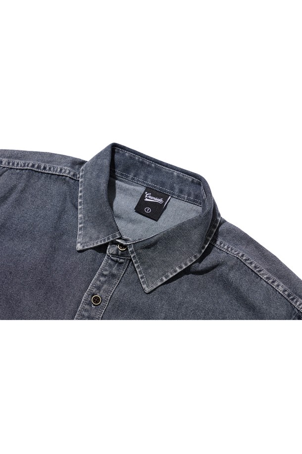 씨알에스디엘 에어로 에센셜 워싱 데님 반팔셔츠는 남녀 모두 착용 가능한 베이직하고 캐주얼한 스타일의 데님 반팔 셔츠입니다. 부드러운 면과 폴리에스테르 혼방 소재로 제작되어 얇고 가벼운 착용감을 선사하며, 블랙과 그레이 두 가지 컬러로 만나볼 수 있습니다. 스탠다드 카라, 레귤러핏, 앞가슴 포켓, 고급스러운 단추, 포인트 라벨 디테일이 특징이며, 이너 또는 아우터로 활용 가능하여 여름철 다양한 스타일 연출에 용이합니다.
