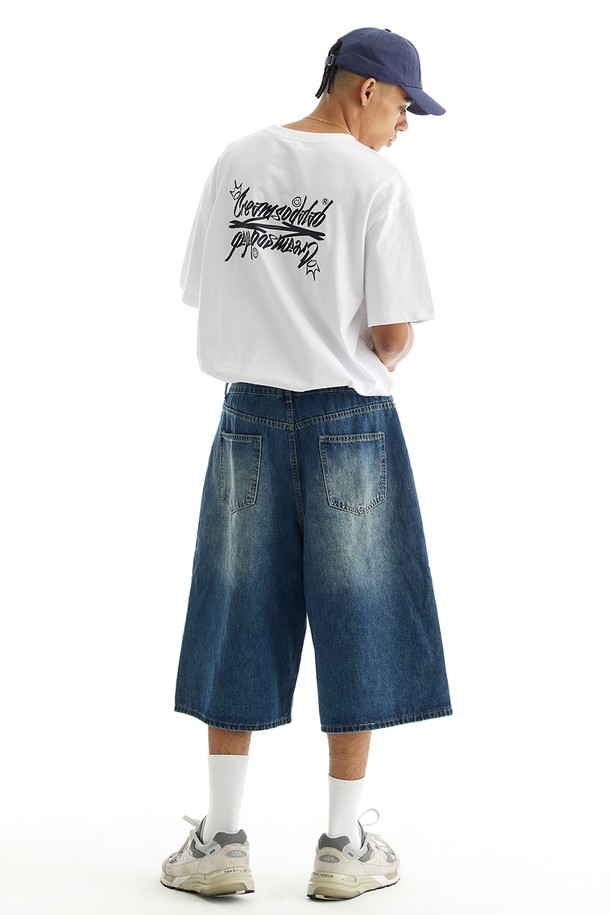 씨알에스디엘의 워시드 자이언트 빅 버뮤다 데님 쇼츠는 남성용 데님 쇼츠로, 딥 블루와 딥 블랙 두 가지 색상으로 제공됩니다. 여름철 일상복으로 적합하며, 8부 기장의 와이드 핏으로 자연스럽게 떨어지는 실루엣을 연출합니다. 허리 뒷부분 밴딩 처리와 리벳 디테일 포켓, 코인 포켓, 뒷포켓 등의 특징을 갖춘 스트릿 스타일의 면 소재 바지입니다.
