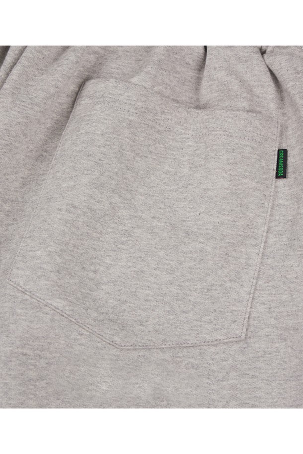 **씨알에스디엘 바스켓볼 스트릿 서터파이드 버뮤다 자이언트 9부 숏팬츠**는 남성용으로, 블랙과 그레이 두 가지 색상으로 출시되었습니다. 면과 폴리에스테르 혼방 소재로 제작되어 부드러운 촉감과 편안한 착용감을 제공하며, 오버핏 9부 기장으로 스포티하면서도 스트릿한 스타일을 연출합니다. 하이 엘라스틱 밴딩, 넉넉한 뒷주머니, 꼬임 최소화 디자인으로 활동성을 높였으며, 일상복과 스포츠 활동 모두에 적합합니다.
