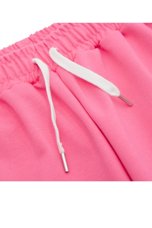 씨알에스디엘 라이트닝 허슬 와이드 밴딩팬츠는 면과 폴리에스테르 혼방 소재로 제작되어 사계절 내내 편안하게 착용할 수 있습니다. 블랙, 그레이, 블루, 그린, 핑크 등 다채로운 컬러로 출시되었으며, 캐주얼 및 스포티한 스타일을 연출하기 좋습니다. 신축성 있는 허리 밴딩과 밑단 스트링 조절 기능, 뒷주머니와 사이드 포켓 디테일로 실용성을 더한 세미 오버핏 와이드 팬츠입니다.
