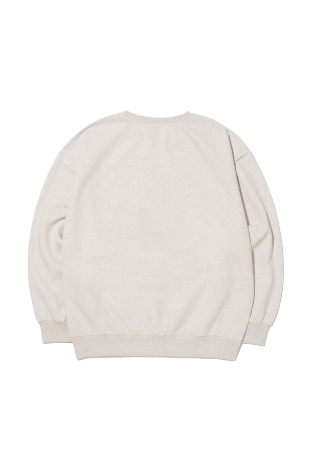 씨알에스디엘 노이즈 카모 그래픽 맨투맨 (기모)은 부드러운 촉감의 면, 폴리에스테르 혼방 소재로 제작되어 가을, 겨울철 따뜻하게 착용하기 좋습니다. 오버핏 디자인에 라운드넥으로 편안한 착용감을 선사하며, 블랙, 그레이, 라이트그레이, 오트밀, 레드, 네이비 등 다양한 색상의 카모 패턴과 로고 디자인이 돋보입니다. 2바늘 커버스티치 공법, 소매단과 밑단 립 마감, 사이드심 포인트 라벨 디테일로 완성도를 높였습니다. 캐주얼, 스트리트, 미니멀 스타일을 즐기는 분들께 겨울 데일리룩, 집콕룩, 산책룩 등 폭넓게 활용하기 좋은 아이템입니다.
