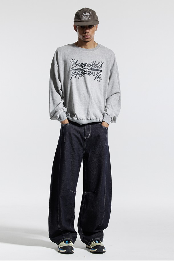 씨알에스디엘 와이드 커브드 스티치 데님 팬츠는 남녀 모두 착용 가능한 데님 팬츠입니다. 블랙과 블루 두 가지 색상으로 출시되었으며, 봄, 가을에 입기 좋은 두꺼운 두께감의 긴 기장 와이드 핏입니다. 캐주얼, 스트릿 스타일을 아우르며, 사이드 오버록 패널과 사이드 포켓, 무릎 라인 다트 디테일, 화이트 스티치, 백포켓 레더 패치 등의 특징을 가지고 있습니다. 뻣뻣한 촉감의 루즈핏으로 편안한 착용감을 선사하며, 동네 마실룩이나 여행룩에 적합합니다.
