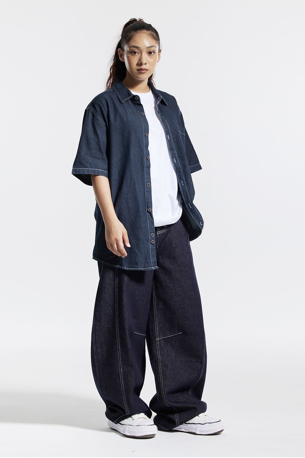 씨알에스디엘 와이드 커브드 스티치 데님 팬츠는 캐주얼, 미니멀, 시크 스타일을 추구하는 분들을 위한 사계절용 데님 팬츠입니다. 블랙과 블루 두 가지 색상으로 출시되었으며, 와이드핏의 긴 기장으로 편안한 착용감을 선사합니다. 면, 폴리에스테르, 레이온 혼방 소재로 제작되어 부드럽고 자연스러운 핏을 연출합니다. 사이드 패널 오버록 디테일, 사이드 포켓 다트, 무릎 라인 다트, 화이트 스티치, 백 포켓 가죽 패치 등 섬세한 디테일이 돋보이며, 양쪽 백 포켓으로 실용성을 더했습니다. 동네 마실룩이나 여행룩에 활용하기 좋은 아이템입니다.
