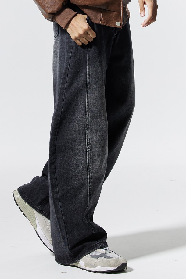 씨알에스디엘 와이드 절개 볼륨 커브드 팬츠는 남성용 바지로, 봄, 가을에 착용하기 좋습니다. 블랙 컬러의 데님 소재로 제작되었으며, 뻣뻣한 촉감과 두꺼운 두께감이 특징입니다. 루즈핏 와이드 라인으로 스트릿, 캐주얼 스타일을 연출하며, 절개 디테일과 볼륨감으로 포인트를 더했습니다. 출근룩과 모임룩에 활용하기 좋은 아이템입니다.
