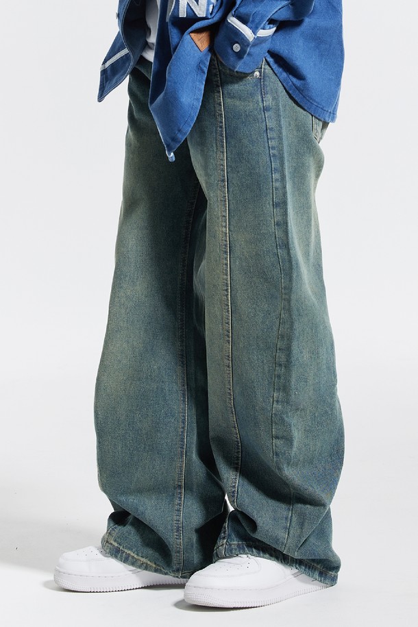 **씨알에스디엘 와이드 절개 볼륨 커브드 팬츠**는 남성을 위한 데님 소재의 긴 바지입니다. 봄, 가을에 어울리는 두꺼운 두께감과 뻣뻣한 촉감으로 제작되었으며, 루즈핏의 와이드한 실루엣을 연출합니다. 캐주얼, 스트릿, 미니멀 스타일 모두 소화 가능하며, 출근룩으로도 활용할 수 있습니다. 볼륨감 있는 핏과 절개 디테일이 특징으로, 개성 있는 스타일을 완성합니다. 블루 컬러의 무지 디자인으로 다양한 상의와 매치하기 용이합니다.
