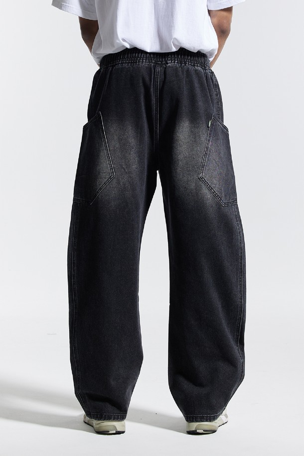 씨알에스디엘 밴딩 와이드 파이핑 사선 카고팬츠는 남성용 바지로, 캐주얼 및 스트릿 스타일을 즐기는 분들을 위한 아이템입니다. 봄, 가을에 적합하며, 뻣뻣한 데님 소재로 제작되어 두께감이 느껴지는 루즈핏 와이드 팬츠입니다. 허리 밴딩 처리로 편안한 착용감을 제공하며, 파이핑 디테일과 사선 디자인으로 포인트를 더했습니다. 동네 마실룩이나 가을 나들이룩에 활용하여 편안하면서도 스타일리시한 연출이 가능합니다.
