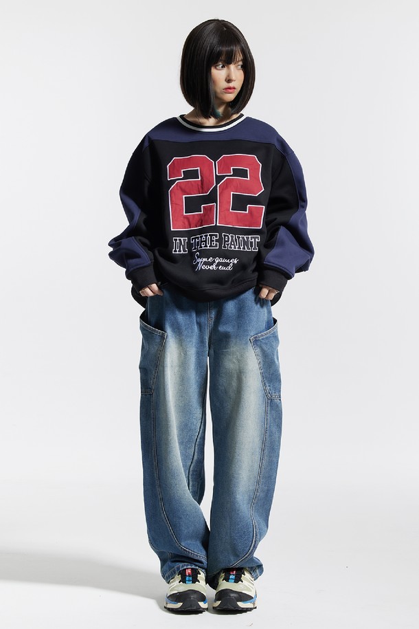 씨알에스디엘 밴딩 와이드 파이핑 사선 카고팬츠는 캐주얼, 스트릿, 미니멀 스타일을 즐기는 남성분들을 위한 데님 소재의 긴 바지입니다. 봄, 가을에 적합하며, 밴딩 처리로 편안한 착용감을 제공합니다. 와이드 핏과 루즈핏으로 트렌디한 실루엣을 연출하며, 사선 디자인과 파이핑 디테일이 돋보입니다. 동네 마실룩이나 가을 나들이룩에 활용하기 좋으며, 넉넉한 카고 포켓으로 실용성을 더했습니다.
