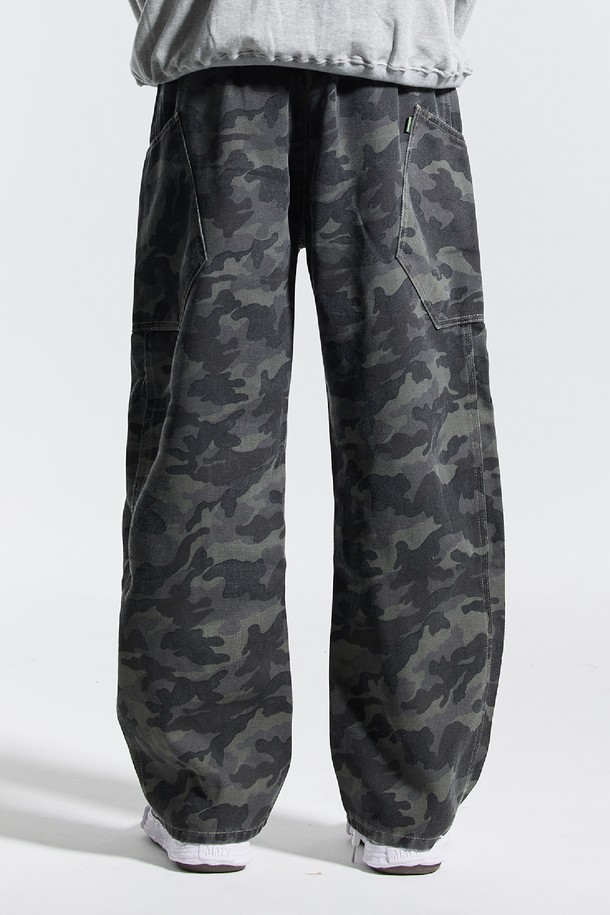 씨알에스디엘 밴딩 와이드 파이핑 사선 카고팬츠는 남성 고객을 위한 캐주얼 및 스트릿 스타일의 바지입니다. 봄, 가을 계절에 어울리며, 여행룩이나 산책룩으로 활용하기 좋습니다. 블랙과 그레이 두 가지 색상으로 출시되었으며, 와이드 핏과 루즈핏으로 편안한 착용감을 제공합니다. 밴딩 처리로 활동성을 높였으며, 파이핑 디테일과 사선 포켓이 디자인의 포인트를 더합니다. 카모 패턴이 돋보이는 긴 기장의 카고 팬츠입니다.
