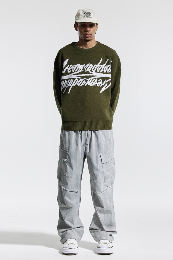 씨알에스디엘 사이드 빅 카고 디링 코팅 워시드 팬츠는 스트릿 무드와 캐주얼 스타일을 동시에 연출할 수 있는 와이드핏 카고 팬츠입니다. 그레이, 블랙, 차콜 세 가지 색상으로 만나볼 수 있으며, 허리 전체 밴딩으로 편안한 착용감을 제공합니다. 사이드 카고 포켓과 벨트 D링 디테일이 특징이며, 전면 코팅으로 독특한 질감을 더했습니다. 밑단 스트링으로 다양한 스타일을 연출할 수 있으며, 빠른 흡수와 건조 기능으로 아웃도어 활동에도 적합합니다.
