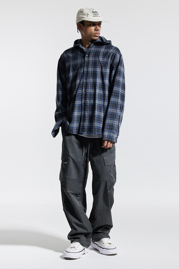 씨알에스디엘(CRS DL) 사이드 빅 카고 디링 코팅 워시드 팬츠는 스트릿, 캐주얼, 시티보이 스타일을 아우르는 남성용 카고 팬츠입니다. 봄, 가을에 착용하기 좋으며, 동네 마실룩이나 캠핑룩에 잘 어울립니다. 블랙, 그레이, 차콜 세 가지 색상으로 출시되었으며, 와이드 핏과 루즈핏으로 편안한 착용감을 제공합니다. 폴리에스테르 소재에 코팅 디테일을 더해 독특한 질감을 살렸으며, 사이드 카고 포켓, D링 디테일, 밑단 스트링, 구조적 디자인 포켓 등의 특징을 갖추었습니다. 빠른 흡수/건조 기능으로 쾌적함을 유지합니다.
