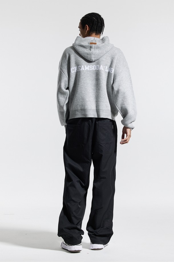 씨알에스디엘 트랙 2선 파라슈트 팬츠는 남녀 모두 착용 가능한 트랙 팬츠입니다. 블랙, 그레이, 카키 세 가지 색상으로 출시되었으며, 일상과 스포츠 활동 모두에 적합합니다. 얇은 두께감의 폴리에스테르 소재로 제작되어 부드러운 촉감을 선사하며, 루즈핏으로 편안한 착용감을 제공합니다. 허리 및 밑단 스트링, 백포켓, 톤온톤 자수, 파라슈트 플리츠 디자인, 포인트 라벨 등의 디테일이 돋보이며, 스포티, 캐주얼, 미니멀 스타일을 연출하기 좋습니다. 동네 마실룩, 여행룩, 피트니스룩 등 다양한 TPO에 활용할 수 있습니다.
