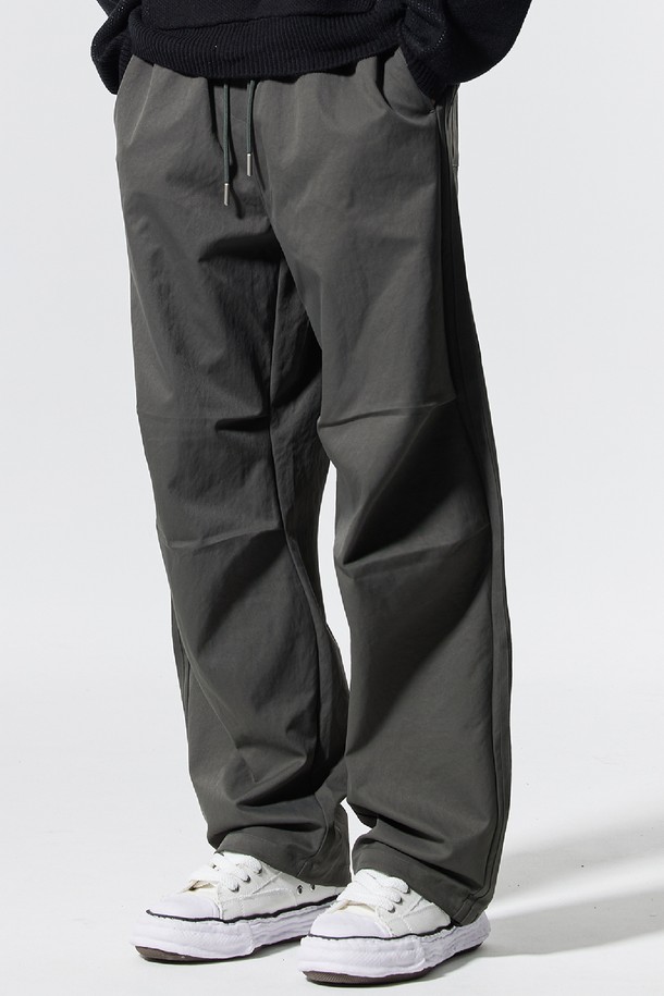 씨알에스디엘 트랙 2선 파라슈트 팬츠는 남녀 모두 착용 가능한 루즈핏 트랙 팬츠입니다. 봄, 가을에 적합하며, 스포츠 활동과 일상생활 모두에서 활용할 수 있습니다. 블랙, 그레이, 카키 3가지 색상으로 출시되었으며, 얇고 부드러운 폴리에스테르 소재로 제작되어 편안한 착용감을 선사합니다. 허리 및 밑단 스트링으로 핏 조절이 가능하며, 파라슈트 주름 디테일과 톤온톤 자수로 스포티하면서도 캐주얼한 스타일을 연출합니다. 빠른 흡수와 건조 기능으로 쾌적함을 유지해주며, 동네 마실룩, 산책룩, 피트니스룩 등 다양한 TPO에 활용하기 좋습니다.
