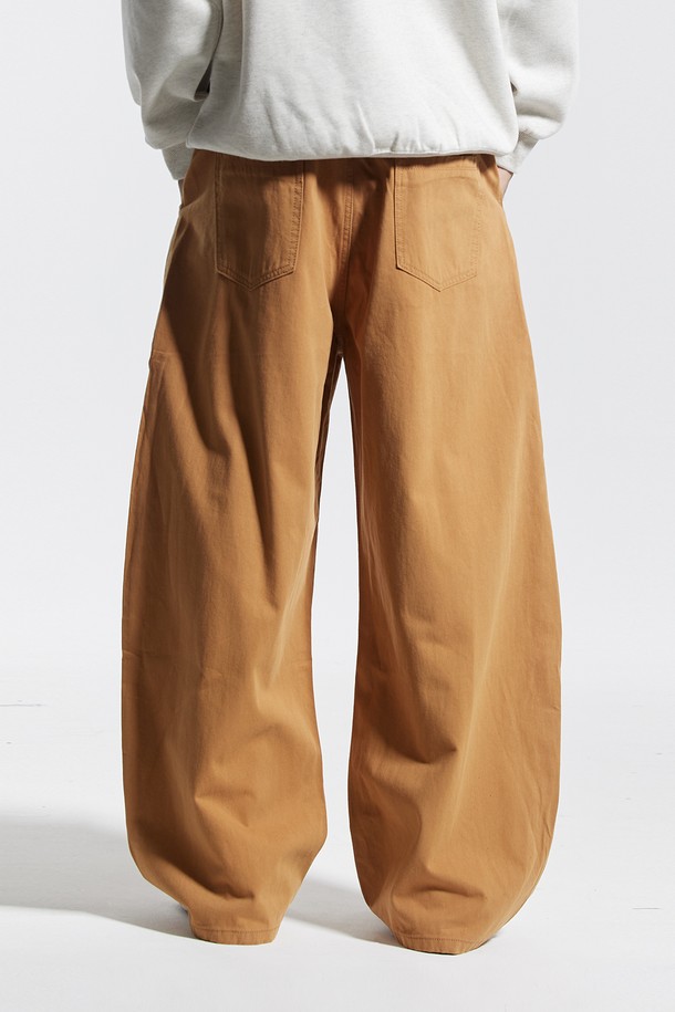 씨알에스디엘 행커치프 와이드 벌룬 커브드 팬츠는 남녀 모두 착용 가능한 캐주얼 와이드 팬츠입니다. 봄, 가을에 어울리는 중간 두께감의 면, 폴리에스테르 혼방 소재로 제작되었으며, 부드러운 촉감이 특징입니다. 지퍼 탈부착 행커치프 디테일과 벌룬 실루엣, 밑단 턱 디테일이 돋보이며, 뒷주머니와 로고 패치로 포인트를 더했습니다. 하프 밴딩 처리로 편안한 착용감을 제공하며, 동네 마실룩이나 가을 나들이룩, 캐주얼, 미니멀, 시티보이 스타일 연출에 적합합니다.
