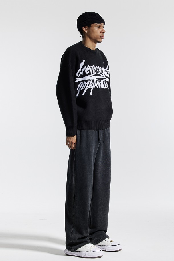 씨알에스디엘 피그먼트 와이드 스트링 팬츠는 캐주얼, 미니멀, 시크 스타일을 추구하는 분들을 위한 사계절용 와이드 팬츠입니다. 면, 폴리에스테르, 아크릴 혼방 소재에 피그먼트 워싱과 가먼트 다잉 공법을 더해 자연스러운 색감과 빈티지한 분위기를 연출합니다. 루즈핏으로 편안한 착용감을 제공하며, 스트링 밴딩으로 허리 사이즈 조절이 용이합니다. 봉제선과 커팅 부분에 워싱 디테일을 더하여 더욱 스타일리시하며, 수축 및 변형에 강해 오랫동안 변함없이 즐겨 입을 수 있습니다. 동네 마실룩이나 산책룩으로 활용하기 좋은 실용적인 아이템입니다.
